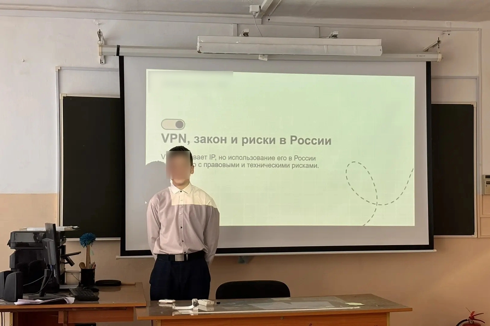 В разных регионах России школы начали проводить специальные уроки и беседы о рисках использования VPN-сервисов, утечке персональных данных и юридических последствиях онлайн-активности.