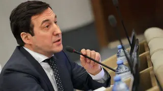 Первый зампред думского комитета по контролю предложил разделить россиян на «проверенных» и остальных для дифференцированного доступа к мобильному интернету при отключениях, создать реестр доверенных хостинг-провайдеров и «белые» VPN, на фоне массовых шатдаунов связи по всей стране.