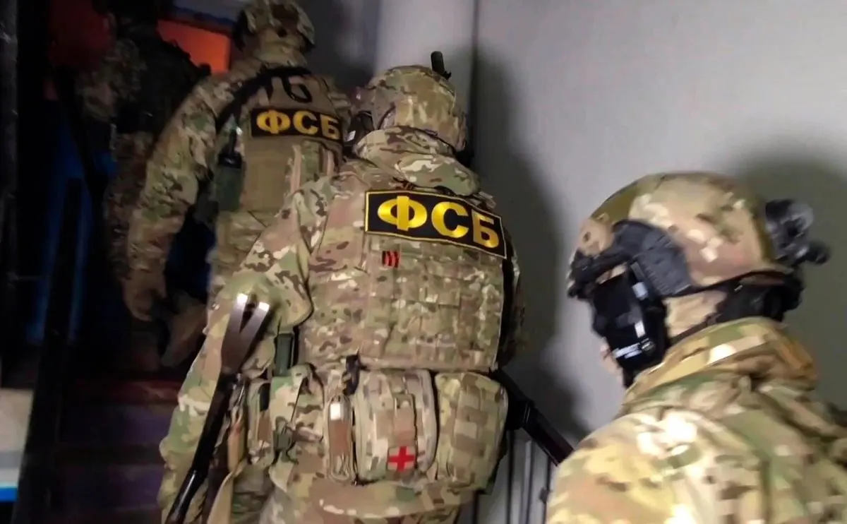 ФСБ и Следственный комитет сообщили о задержании двух жителей Москвы по делу об оставлении «молотков со следами бурой жидкости» у дверей руководителей Роскомнадзора. Уголовное дело возбуждено по статье о хулиганстве; один из задержанных — несовершеннолетний.