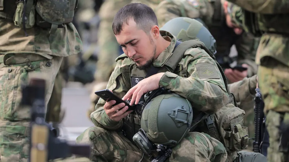 Несмотря на запреты и попытки перевода на государственные платформы, бойцы на передовой массово используют Telegram через VPN; на связь влияют перебои мобильной сети, а альтернативы работают хуже или дороже.