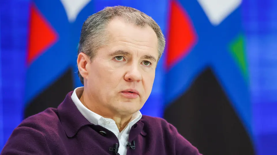 Губернатор Белгородской области Вячеслав Гладков может покинуть пост до сентябрьских выборов и получить назначение послом в Абхазию. Власть рассматривает этот вариант как менее напряжённый выход, на место губернатора могут назначить генерал-майора Александра Шуваева, служившего в зоне боевых действий в Украине.