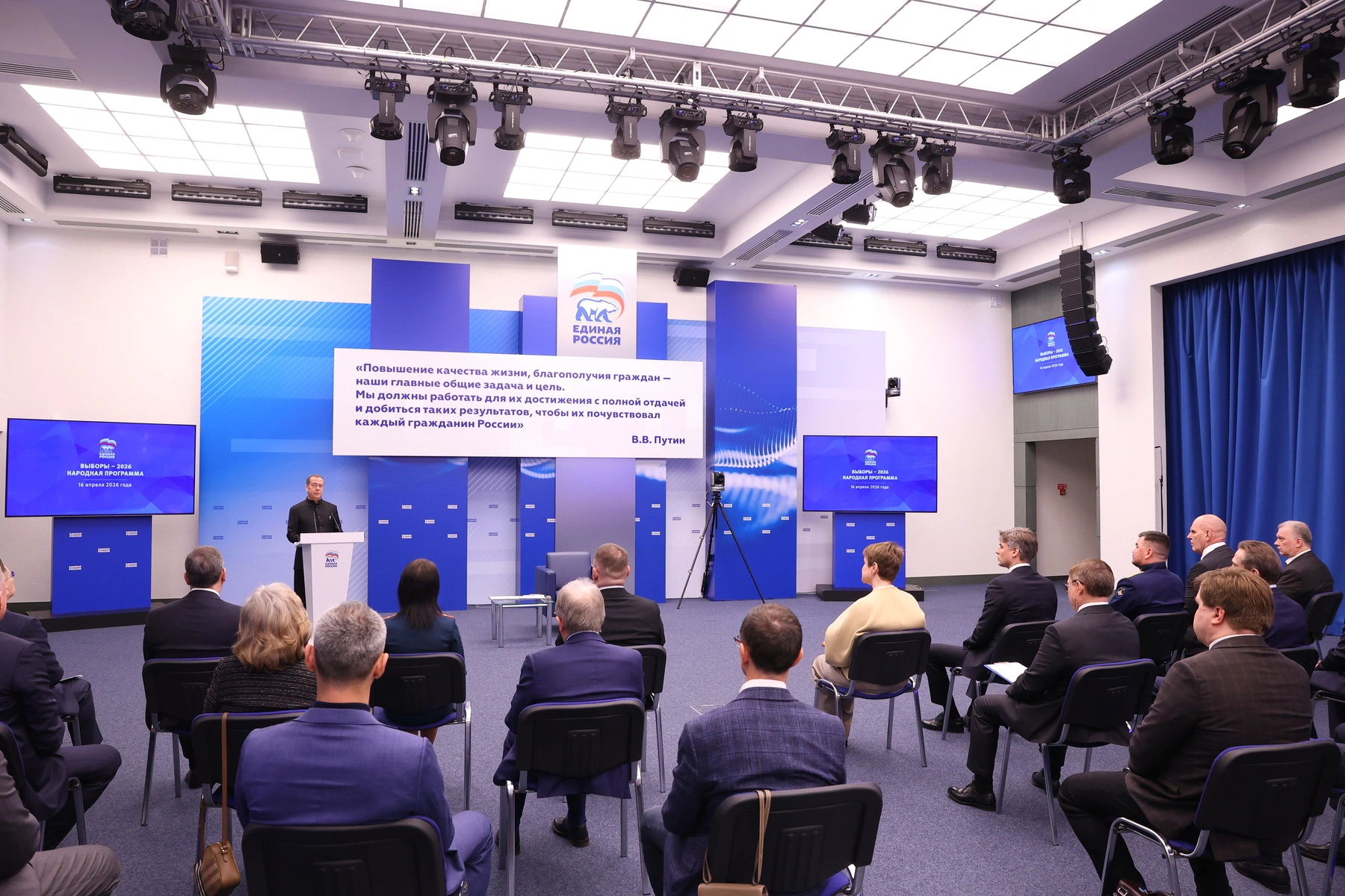 Депутатам партии власти выдали методички перед региональными неделями (27 апреля — 10 мая): советуют не брать на себя ответственность за ограничения в сети, избегать объяснений про мошенников, безопасность и дроны; единой формулировки внутри партии нет.