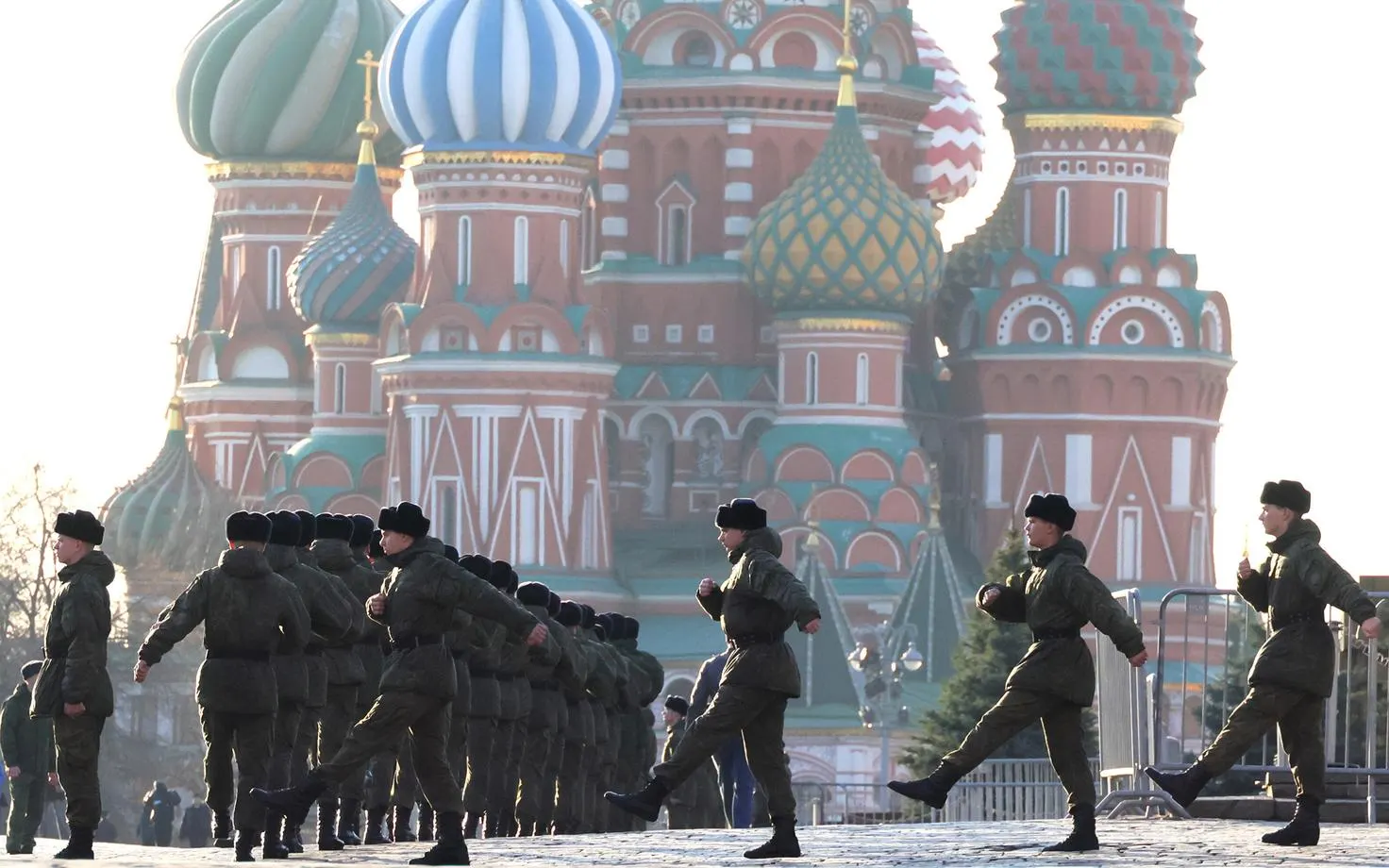 ФСО объявила о запрете прохода в Московский Кремль 9 мая и отмене церемониальной разводки караулов. Парад на Красной площади состоится без военной техники и участия кадетских корпусов на фоне взаимных угроз и ограничений мобильного интернета в столице.