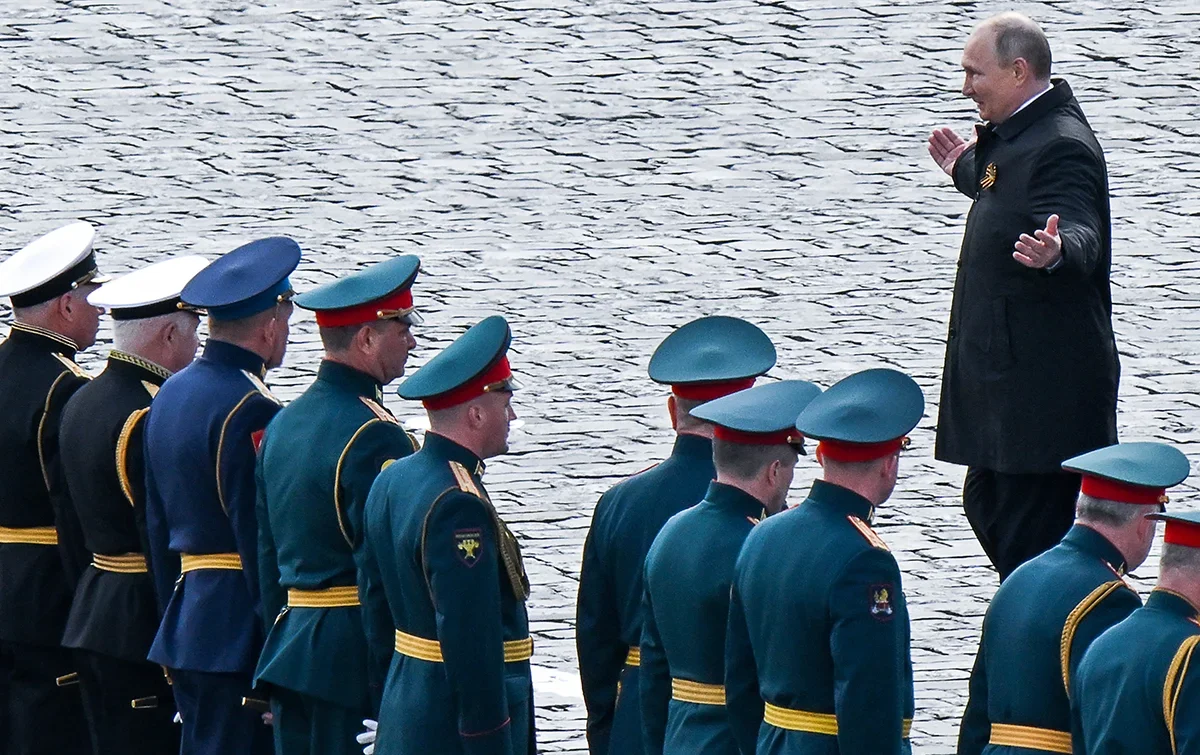 Кремль отменил ранее выданные пропуска для зарубежных журналистов на парад на Красной площади; доступ будет ограничен, а в городе ожидается отключение мобильного интернета и SMS-сервисов.