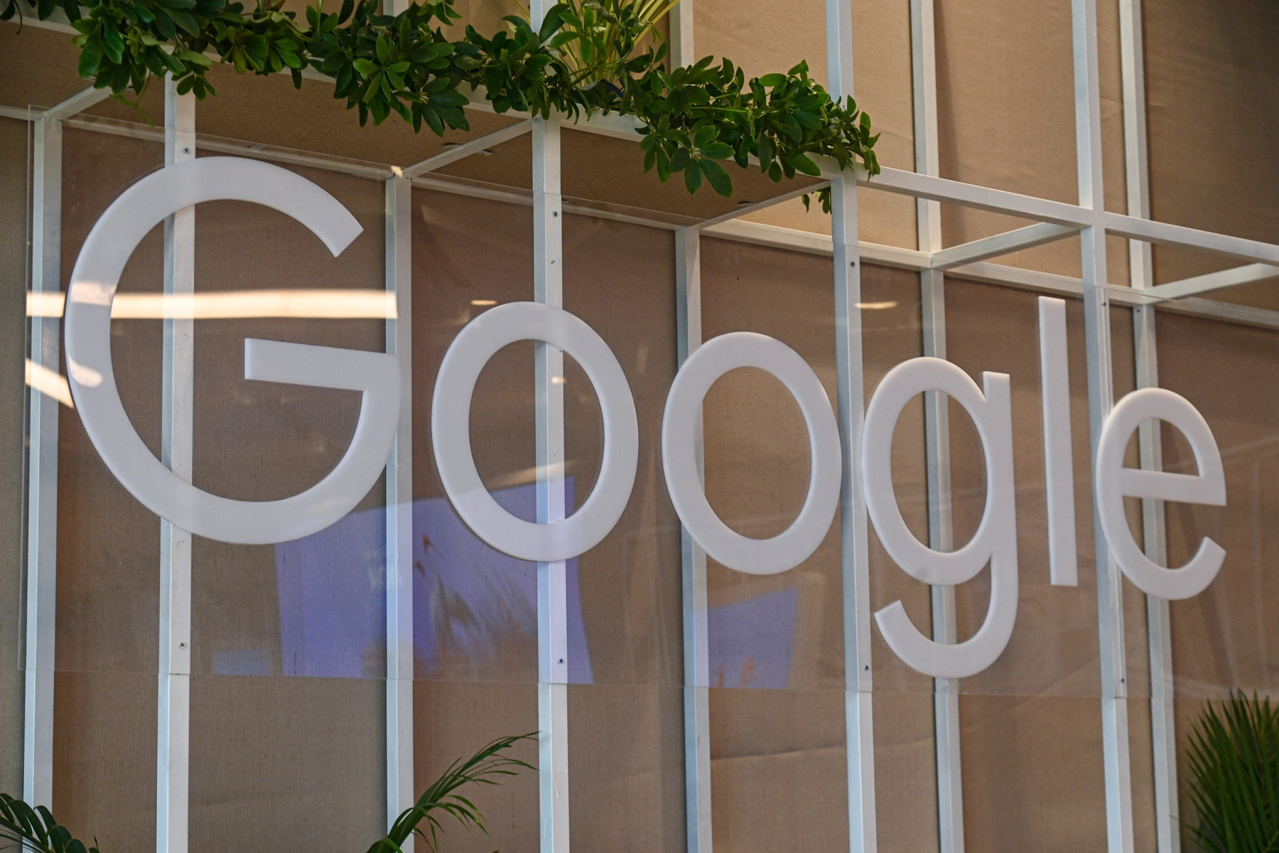 В 2025 году Роскомнадзор направил в Google 492 запроса об удалении более 3,835 млн уникальных URL — это рекорд с 2018 года. Google в итоге удалил около 2,076 млн ссылок, ещё более миллиона адресов не были проиндексированы.