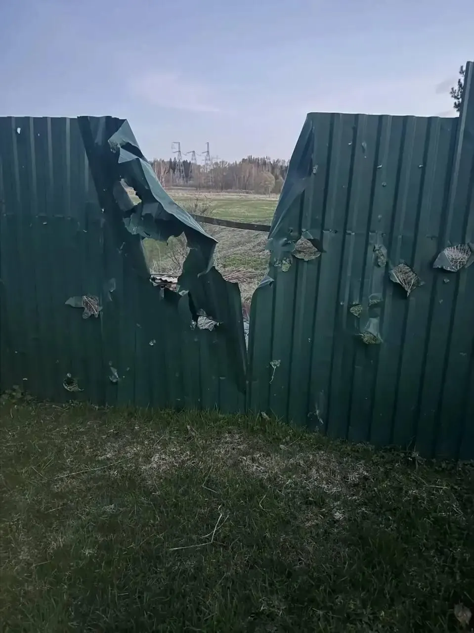 В результате атаки беспилотников в Подмосковье погиб 77-летний мужчина. В Ленинградской области и других регионах отмечают массовые перехваты дронов; в Приморске во время отражения атаки произошло возгорание в порту, последствия ликвидированы.