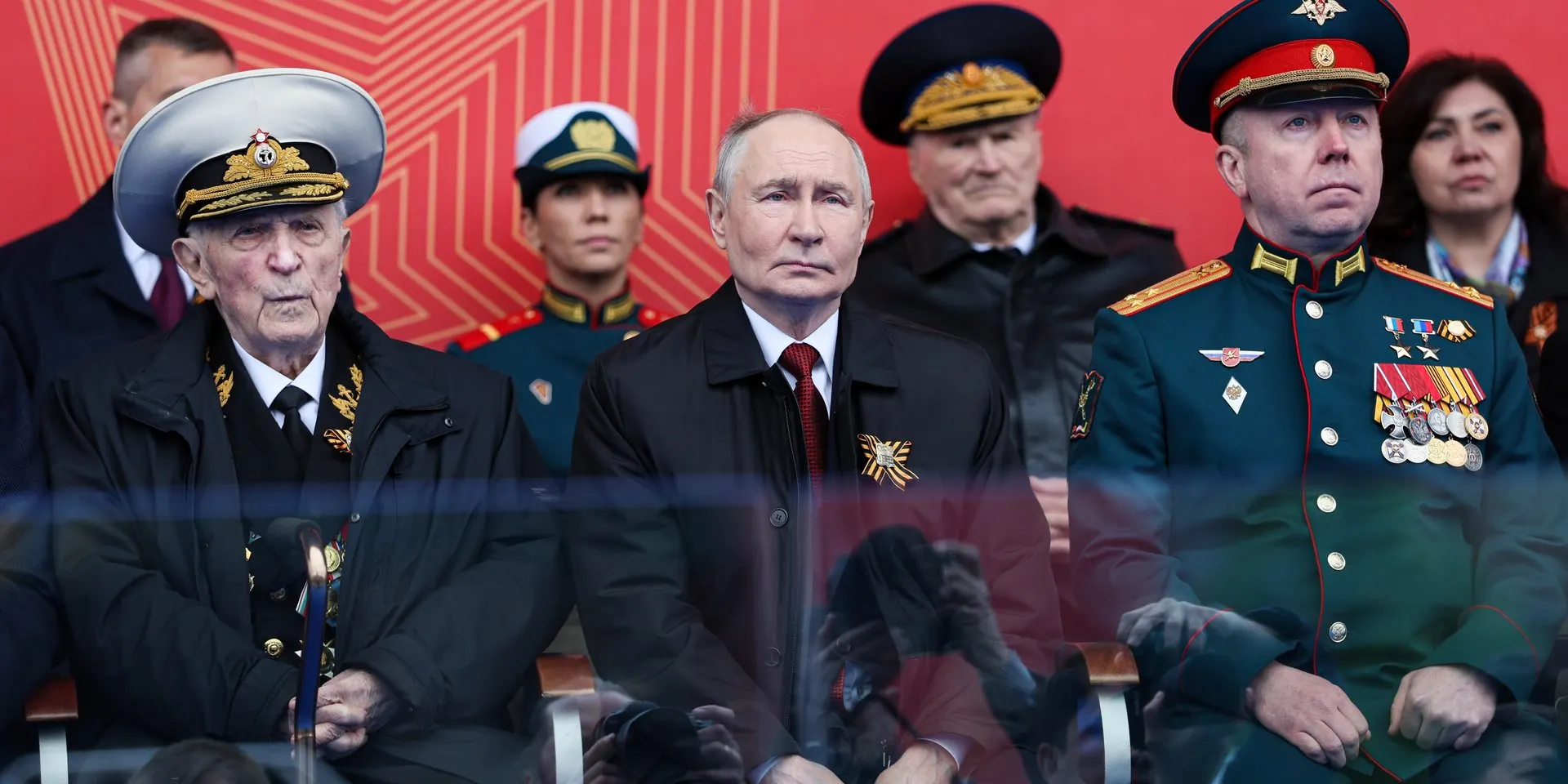 На Красной площади прошёл сокращённый парад 9 Мая: президент разместился между ветераном Великой Отечественной и участником «СВО». В столице ограничили доступ в интернет и число журналистов на мероприятии.