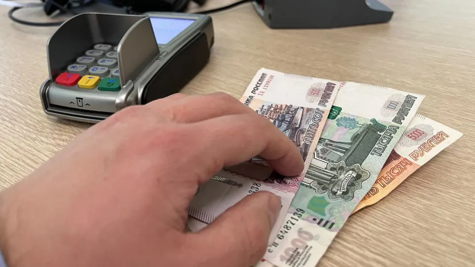 На фоне отключений интернета и роста налогов россияне все активнее платят наличными: в апреле доля наличных операций в общем числе транзакций выросла до 30%.