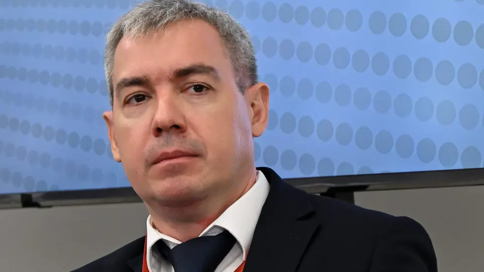 Два заместителя министра, отвечавшие за IT и информационную безопасность, могут уйти в отставку. В ведомстве планируется реорганизация: функции департамента информационной безопасности перераспределят между другими подразделениями, ФСБ и ФСТЭК, обсуждается сокращение штата около 15%.