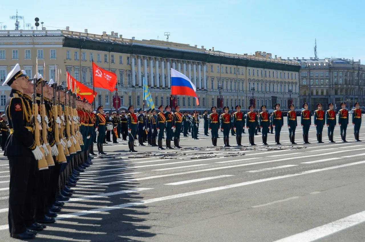 В День Победы центр Санкт‑Петербурга частично перекроют: часть станций метро закроют на вход, на Дворцовой площади предусмотрены полные перекрытия. Участникам «Бессмертного полка» запретят приносить напитки, еду, пауэрбанки и другие предметы. Возможны перебои с интернетом — возьмите наличные и распечатанные билеты заранее.
