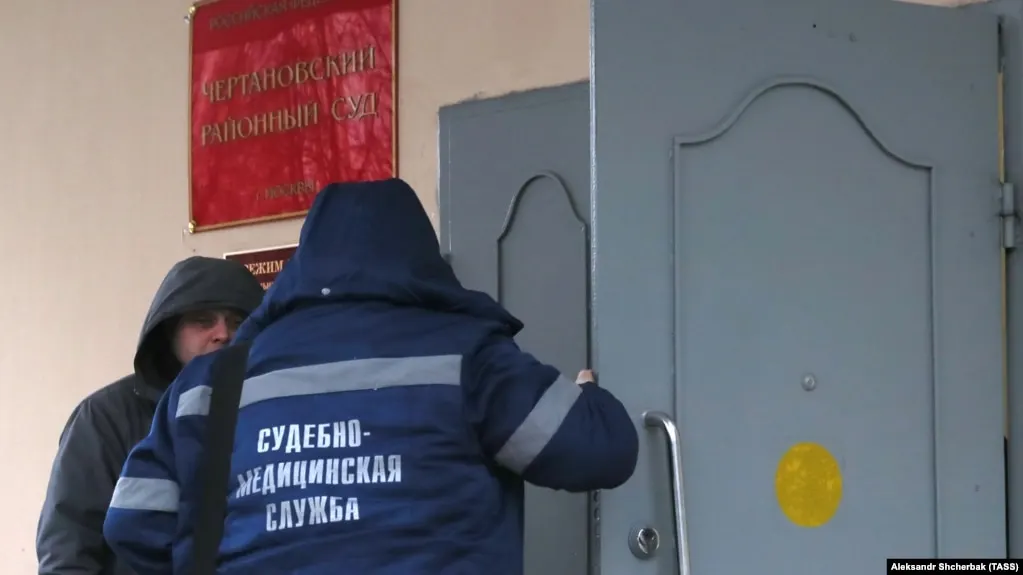 Чертановский районный суд Москвы признал запрещёнными для распространения в России материалы, размещённые на трёх сайтах с анекдотами и юмором. Иск подала межрайонная прокуратура; сайты подлежат блокировке.