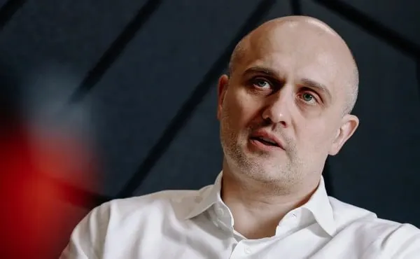 Глава ИКС Холдинга Алексей Шелобков рассказал о планах по коммерческому запуску спутниковой группировки «Рассвет», проблемах связи в поездах, технологических рисках космических проектов и намерении не проводить IPO как минимум в ближайшие два года.