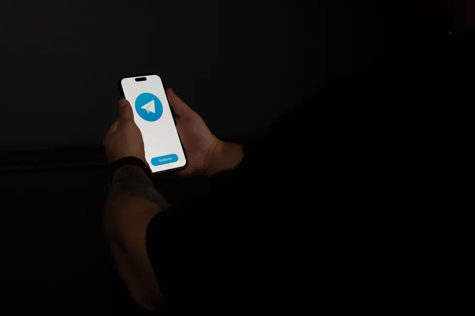 Пользователи сообщают о массовых проблемах с прокси на MTProto и отдельными VPN-протоколами. Эксперты связывают сбои с развитием методов распознавания трафика — от анализа TLS-«отпечатков» до массовых блокировок подсетей. Что это значит для обычного пользователя и какие шаги помогут минимизировать риски.