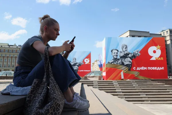 Оборот онлайн‑торговли продовольствием в январе–марте 2026 года вырос на 23,9% до 482 млрд руб., но темпы роста оказались минимальными с начала 2023 года. Аналитики связывают это с ростом издержек ритейлеров и отключениями мобильного интернета в регионах.