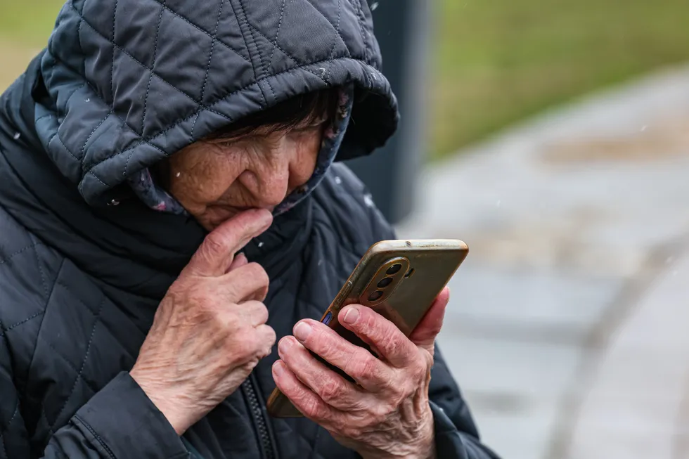 Блокировки и отключения мобильного интернета усложнили связь с родственниками в России. Рассказ о рабочих альтернативах: VoIP‑приложения для звонков на обычные номера, сервисы с eSIM и VoWiFi, а также их ограничения и приблизительные тарифы.