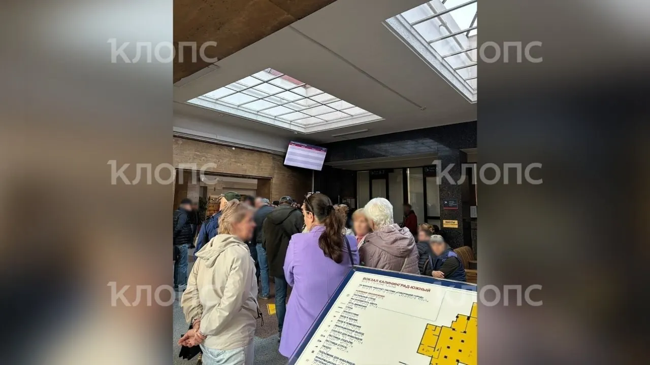 Пассажиры жалуются на многоступенчатые очереди в кассы и неработающий онлайн‑сервис: попытки приобрести билеты на поезд часто завершаются неудачей, а перелёт получается в разы дороже. Запрос о ситуации направлен в региональную железную дорогу.