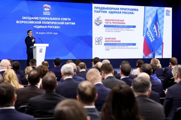 Партия подготовила буклет с типовыми вопросами от избирателей и рекомендованными репликами — в том числе по блокировкам интернета, роли партии в управлении и оправданию ограничений ссылкой на «информационно‑психологическую войну». Документ выходит на фоне падения рейтингов и приближающихся выборов.