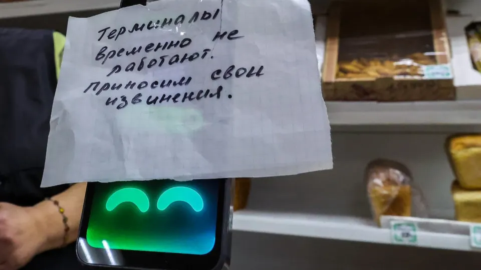 Перебои с доступом в интернет парализуют онлайн‑платежи и побуждают россиян снимать наличные: в апреле клиенты вывели 600 млрд рублей, за три месяца наличность в обращении выросла на 1,1 трлн, а с мая 2025 года банковская система потеряла около 2,5 трлн рублей.