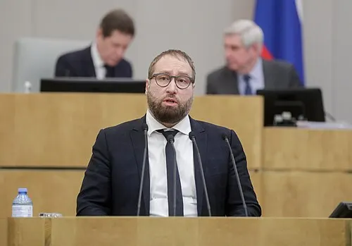 Депутат Госдумы Антон Горелкин призвал российских разработчиков переходить на локальные репозитории, утверждая, что GitHub специально ограничивает доступ и предрекая полный отказ в обслуживании.