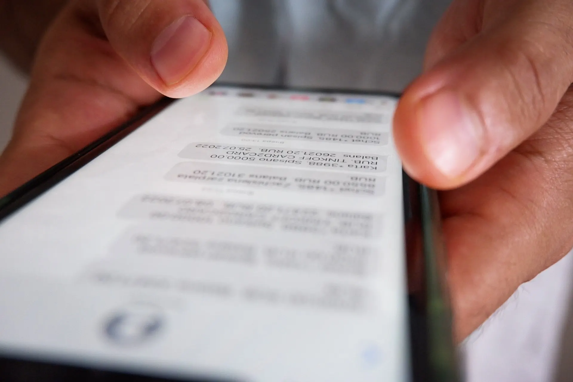 После замедления работы мессенджера злоумышленники начали использовать групповые чаты для фишинга и взломов. Проверьте активные сессии, включите двухфакторную аутентификацию и не переходите по подозрительным ссылкам.