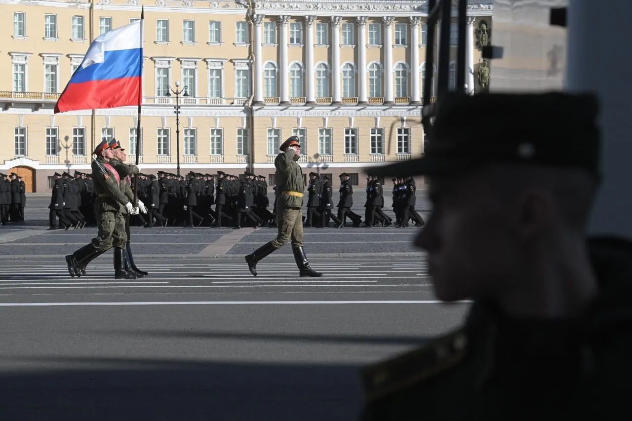 Краткий обзор того, что уже известно о параде на Дворцовой площади, шествии «Бессмертного полка», праздничной программе и возможных временных ограничениях мобильного интернета.