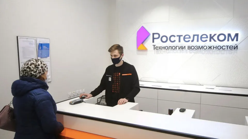 Руководитель крупной телеком-компании выразил скепсис по поводу массовых инвестиций в центры обработки данных исключительно для ИИ, указав, что реальные потребности могут быть гораздо скромнее. Одновременно он отметил важность стационарной связи как резервного канала: спрос на проводные телефоны за год вырос более чем на 50%.
