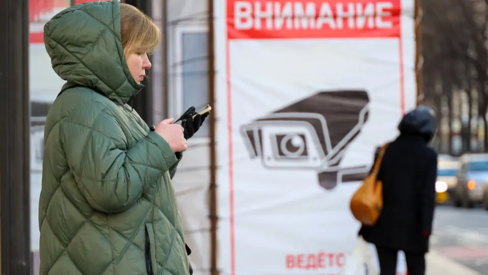Пользователи заметили, что в госмессенджере без их согласия исчезают сообщения с ссылками на ключи для VPN; при повторной отправке аккаунт может блокироваться. Одновременно государственные сервисы ужесточают ограничения на использование VPN.