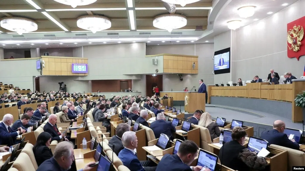 Депутаты приняли пакет поправок: расширяется запрет на рекламу для организаций со статусом «иностранный агент», усиливается контроль банковских операций, вводятся новые правила авторизации пользователей на российских сайтах и меры против телефонного и интернет-мошенничества.