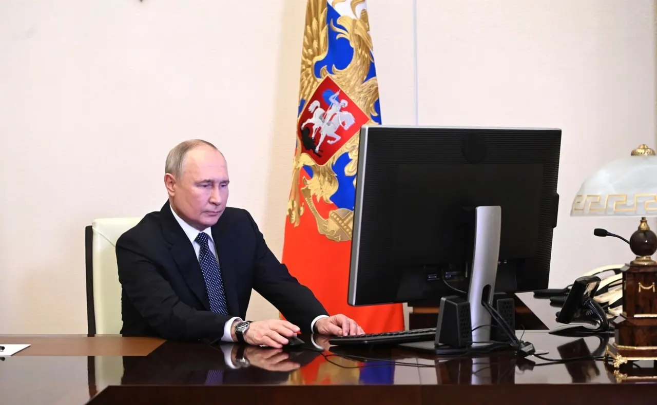 Правительству и ФСБ поручено обеспечить работу «белых списков», чтобы сохранить доступ к важным сервисам при возможных ограничениях интернета; ответственны премьер и директор ФСБ.