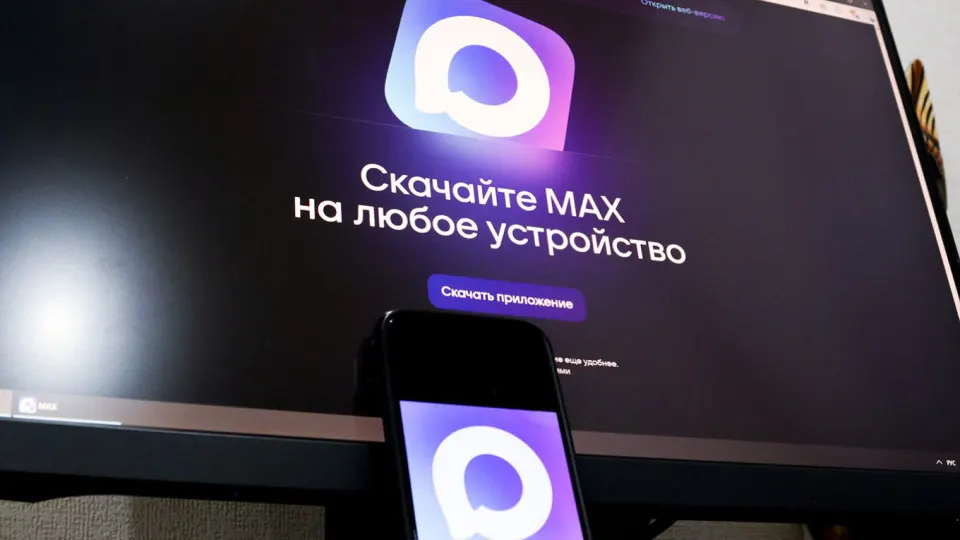 Жители Москвы жалуются, что подать заявление на загранпаспорт через mos.ru теперь можно только через чат‑бот в госмессенджере, тогда как альтернативные сервисы практически не дают свободных слотов.