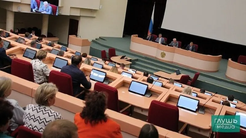 На депутатских слушаниях полицейский заявил, что ограничения доступа к мессенджерам вынудили мошенников перейти на звонки через SIM‑боксы, депутат призвал пересмотреть политику блокировок.