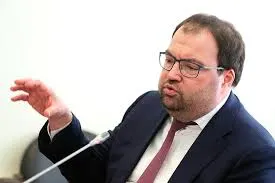 Глава Минцифры Максут Шадаев на IT‑завтраке ПМЭФ‑2026 заявил, что внедрение механизмов возрастной идентификации на платформах — приоритетная задача; ведомство изучает опыт зарубежных сервисов.