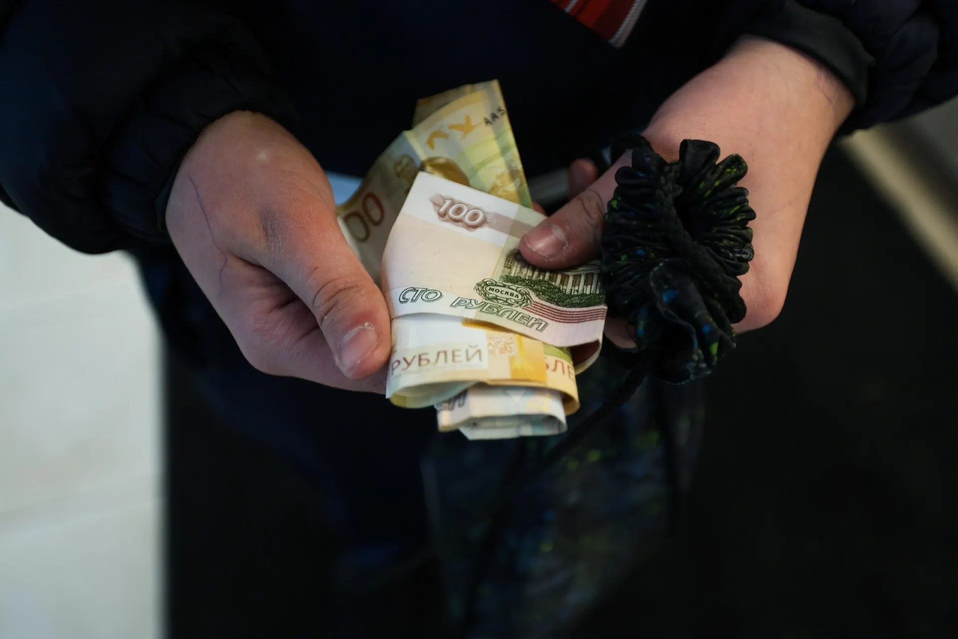 Из‑за технического сбоя в работе соцфонда часть пособий и выплат временно не дошла до получателей по всей России. Организация устраняет неполадки, получателям советуют проверять личные кабинеты и обращаться в поддержку.
