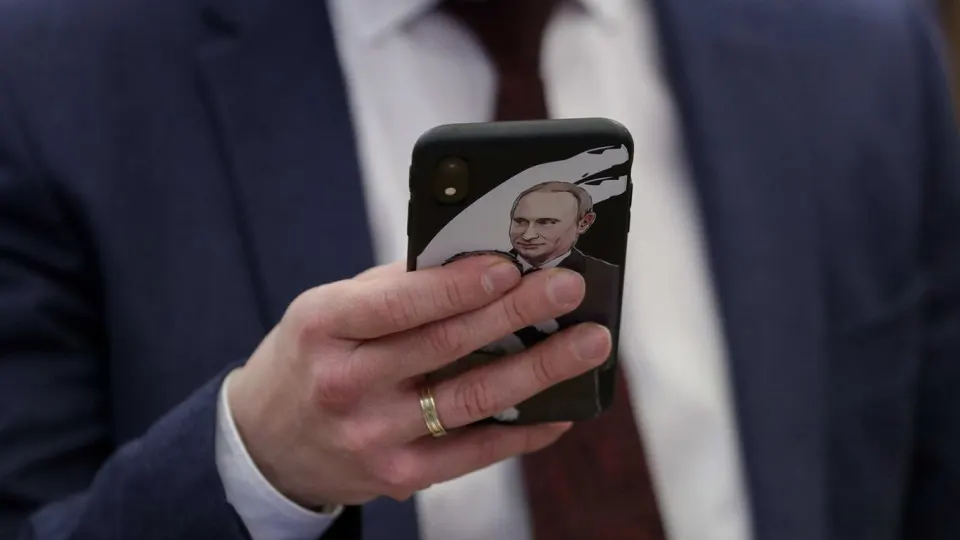 В правительственный реестр внесён первый отечественный проект для госслужб — ИИ‑ассистент, разработанный российской компанией, но использующий движок Ollama и базу ChromaDB для обработки и хранения данных.