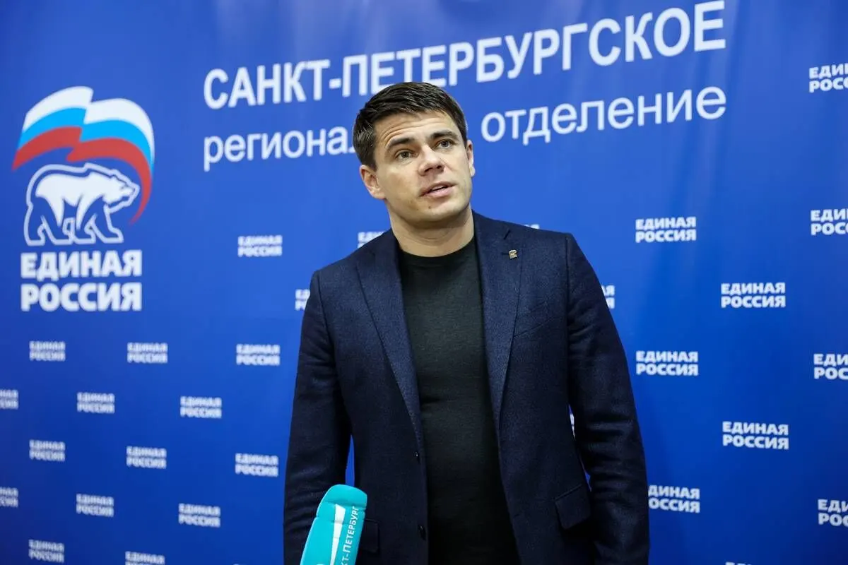 Председатель комитета Госдумы по ИТ заявил на встрече с молодёжью в Петербурге, что «Единая Россия» не является инициатором инициатив по ограничению интернета, а всю негативную реакцию якобы распространяют конкуренты; депутат также признал своё соавторство в законе о «приземлении» иностранных IT‑компаний и признал наличие мошенников в национальном мессенджере.