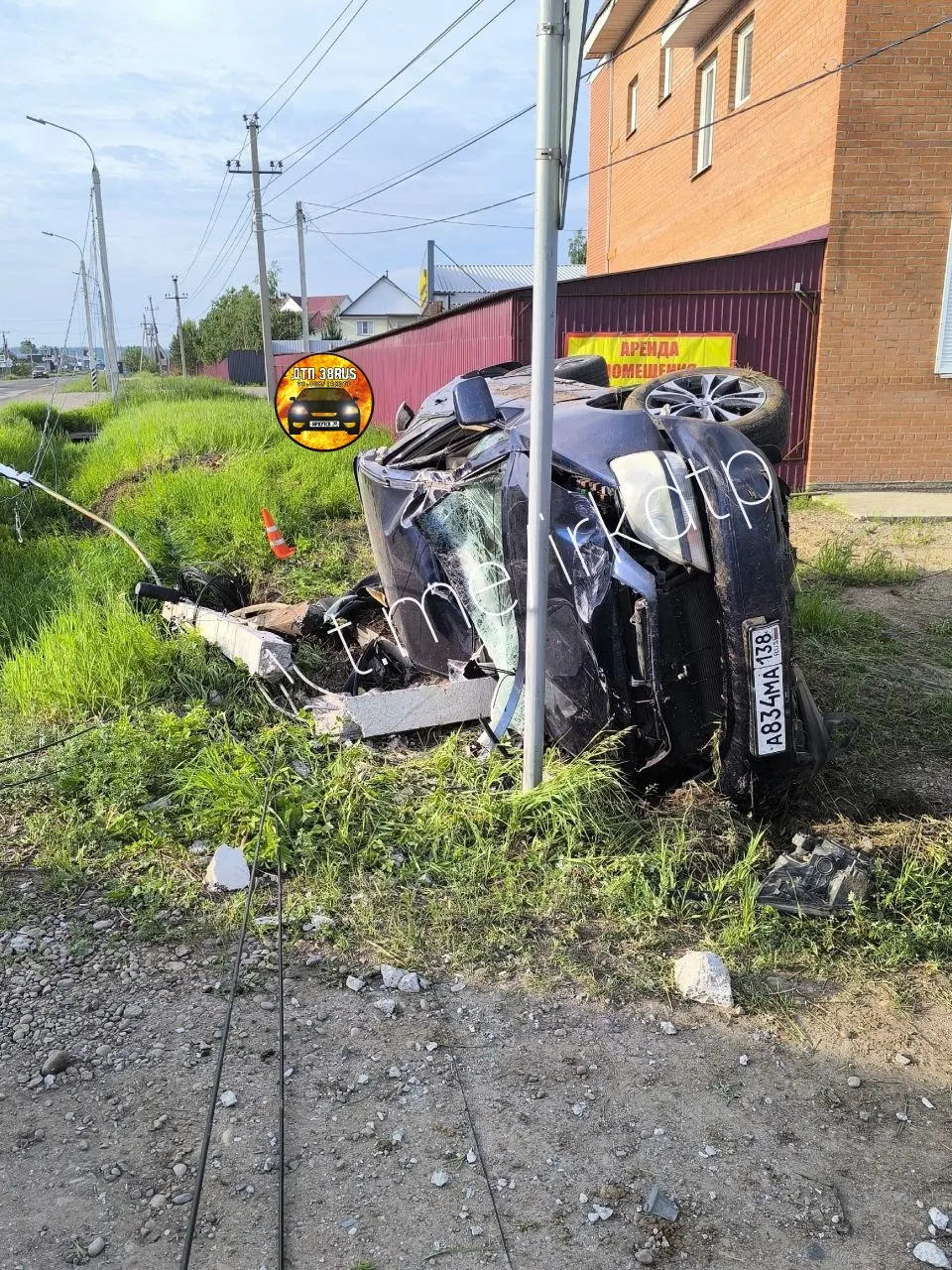 В Грановщине автомобиль снес столб, водитель доставлен на скорой; из‑за повреждения кабелей на перекрёстке некоторые дома могут остаться без интернета и телевидения.