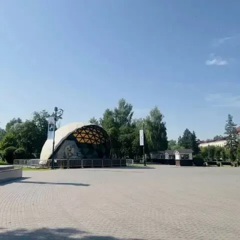 Три новые точки доступа вокруг сцены обеспечивают покрытие до 50 м и скорость до 100 Мбит/с; власти рассчитывают на более комфортную городскую среду.