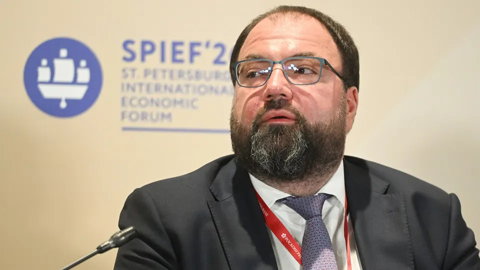Ведомство планирует встроить механизмы возрастной идентификации в интернет‑платформы. Рассматриваются варианты — от проверки через «Госуслуги» до методов на основе ИИ; эксперты предупреждают о рисках утечек данных и дополнительных расходах.