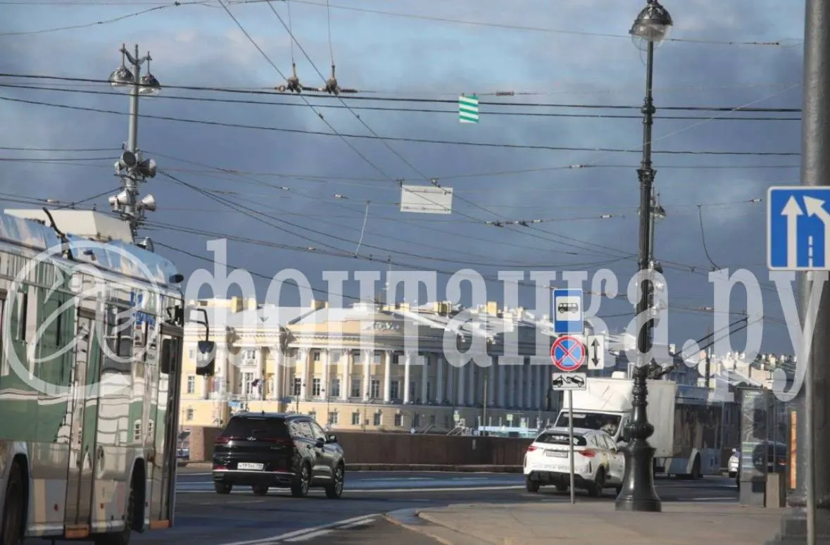 Над городом виден столб чёрного дыма. Дороги относительно свободны, интернет постепенно возвращается, в Пулково отменены 17 рейсов и ещё 41 задерживается.