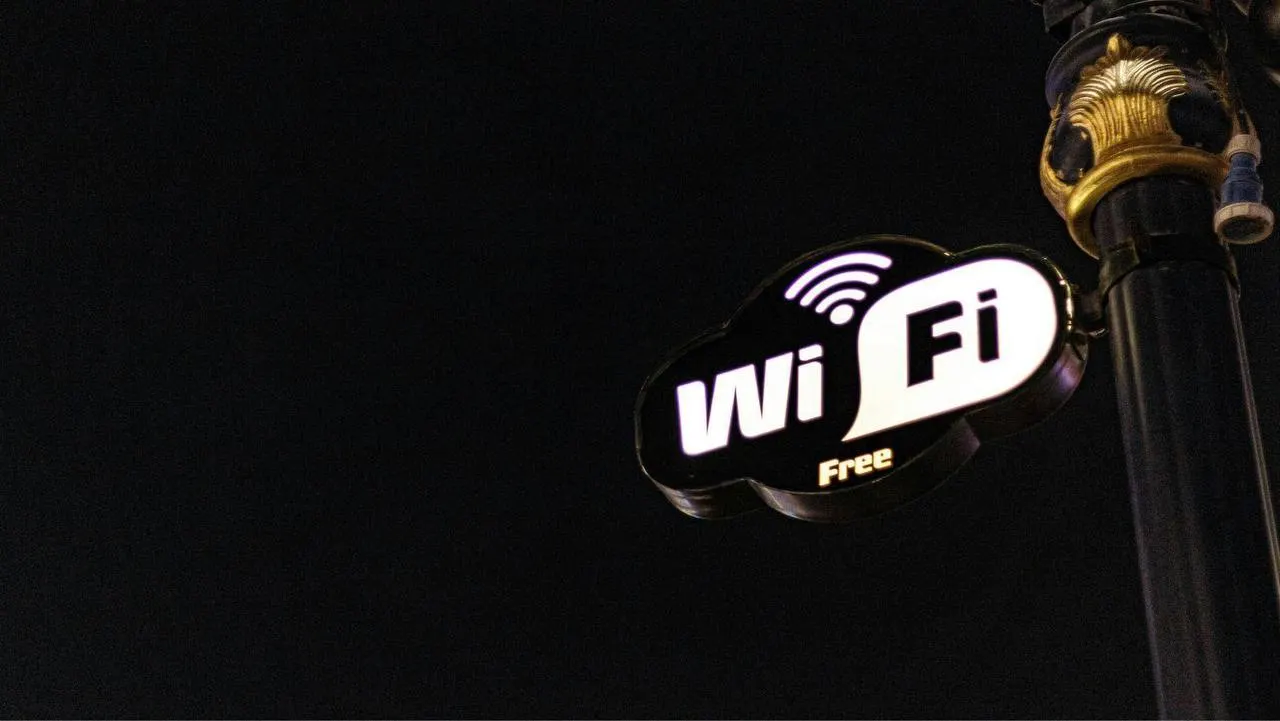 Мэр Сочи сообщил 1 июня о временной приостановке проекта общегородского Wi‑Fi из‑за приоритета вопросов безопасности. Работы не закрыты, а заморожены до улучшения ситуации.