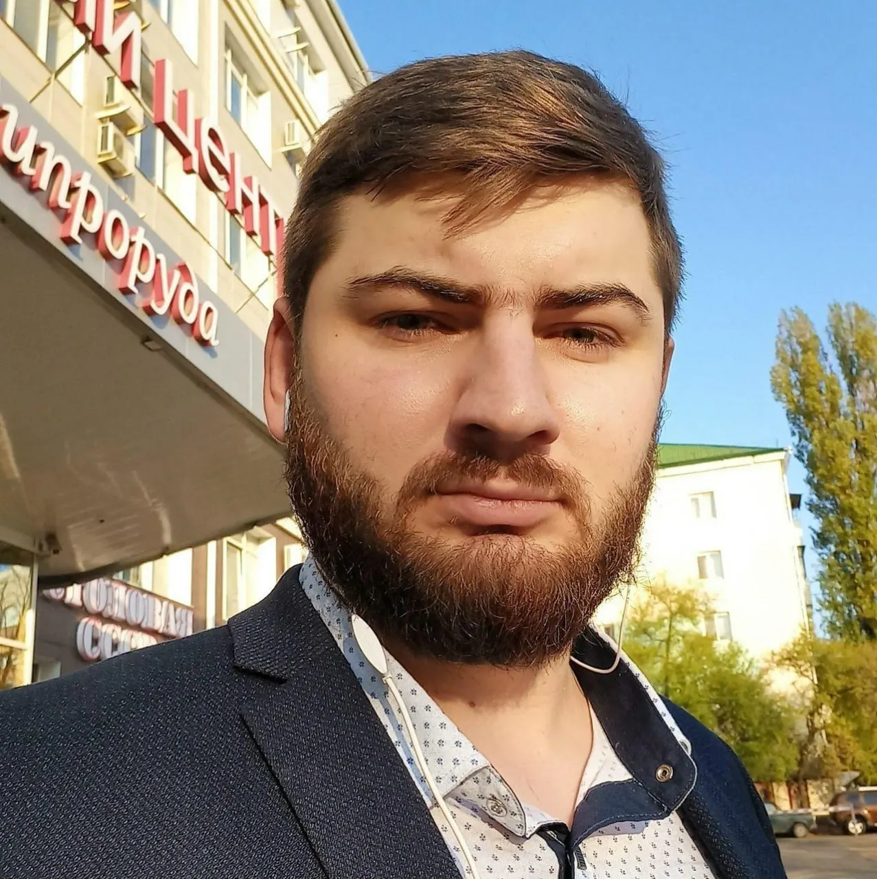 Сергей Селищев, который ранее курировал отряды кибердружинников в администрации Белгорода, был задержан. В ходе проверки его телефона обнаружили доступ к администрированию анонимного телеграм‑канала; официально причиной называют подозрение в мошенничестве, связанном с одним из проектов, которые он курировал.