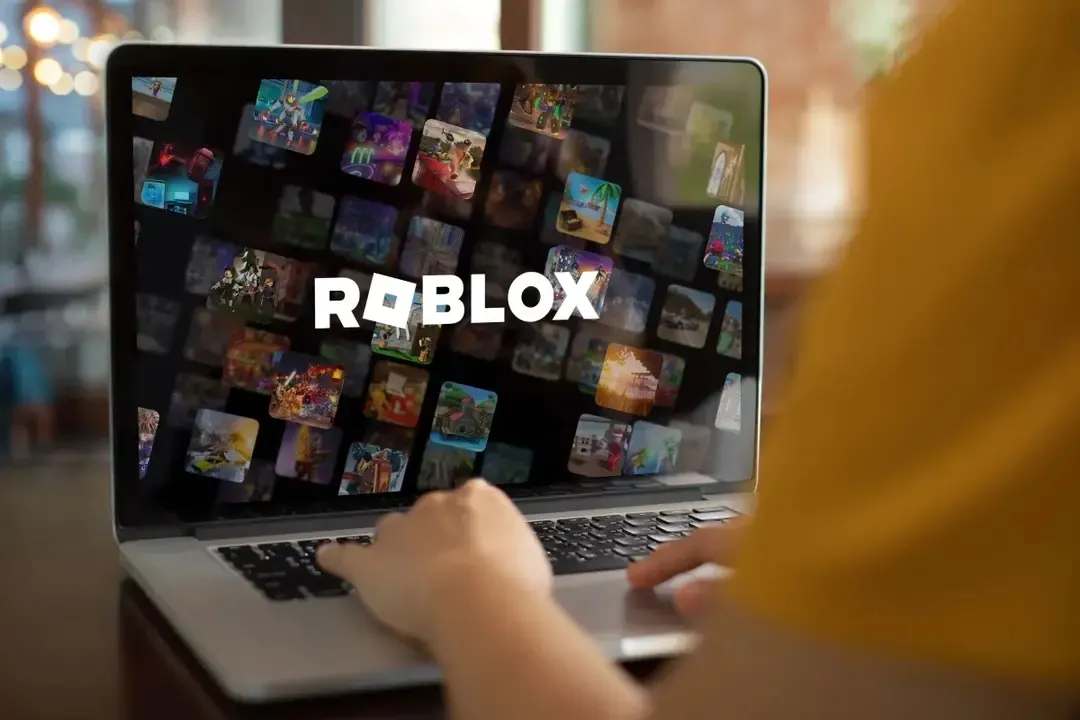 Российские ведомства сообщили, что платформа Roblox дала гарантии выполнения требований по защите несовершеннолетних и обязалась внедрить возрастные ограничения и меры против вредного контента; власти обратились к правоохранителям с просьбой о пересмотре блокировки.