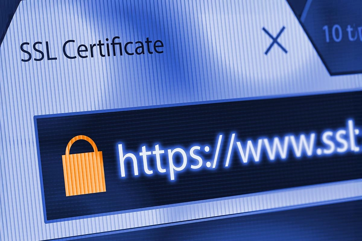 Отзыв сторонних SSL‑сертификатов может вызвать кратковременные сбои на российских сайтах и приложениях; переход на национальные сертификаты повысит риск перехвата и расшифровки трафика.
