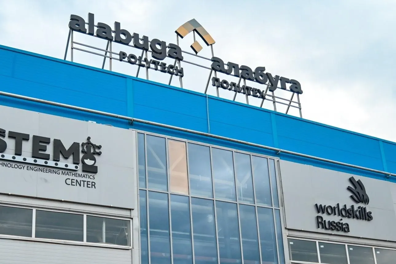 На официальной странице особой экономической зоны «Алабуга» появилось заявление от группы «Черная искра»: авторы утверждают, что получили доступ к системам, выгрузили базы данных сотрудников и якобы оставили «сюрпризы» в партиях беспилотников. После инцидента сервера отключили, проводится проверка.