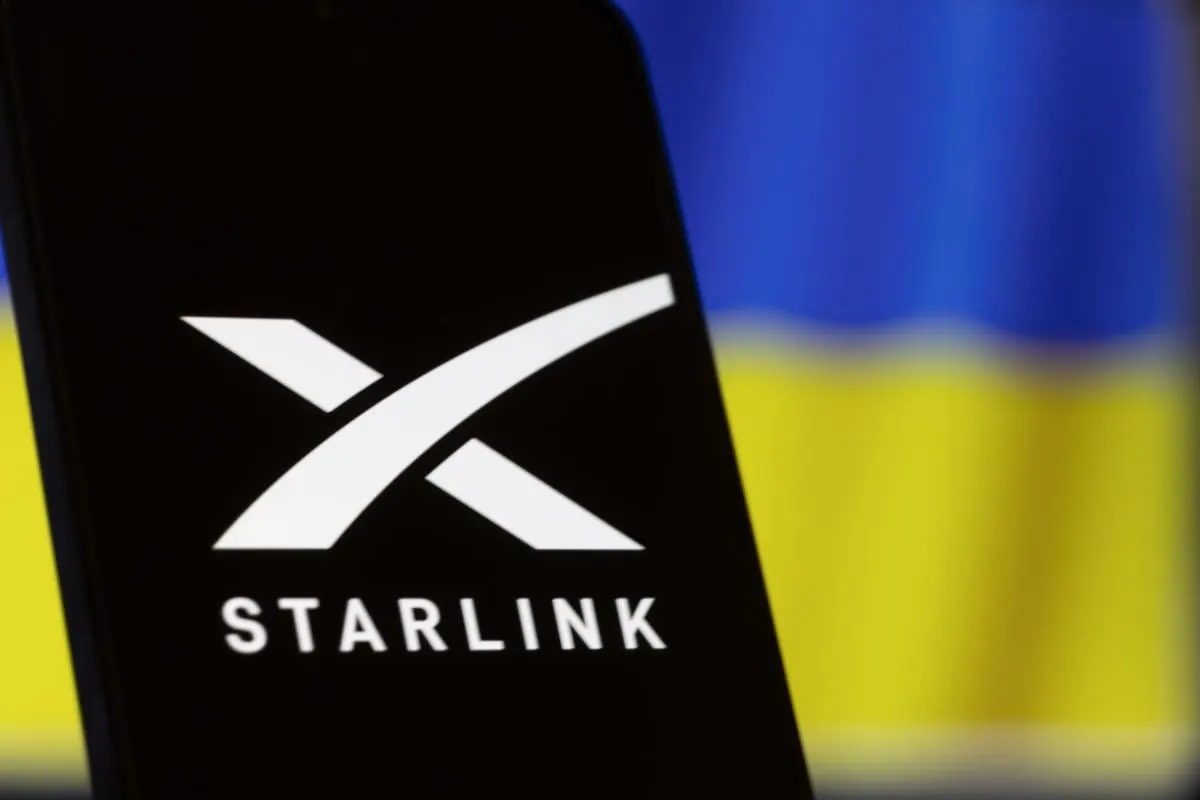 Командиры и пилоты украинских беспилотников сообщают о появлении мощных средств радиоэлектронной борьбы, которые могут блокировать связь Starlink на площади до ~20 км². Украинские подразделения целятся по таким установкам, чтобы вернуть контроль над ударами дронов.