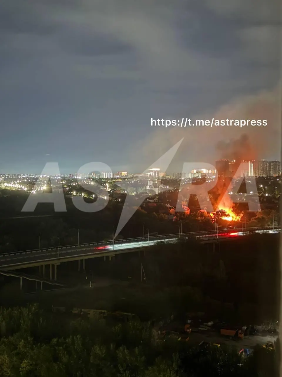 Атаки беспилотников в Ростове и Белгороде привели к жертвам и пожарам; российские удары затронули Запорожье и Сумскую область. Внутри страны — рейды в Петербурге, аудиоспектакль правозащитницы, изменения в правилах маркетплейсов и новые законы о мигрантах и регулировании ИИ.