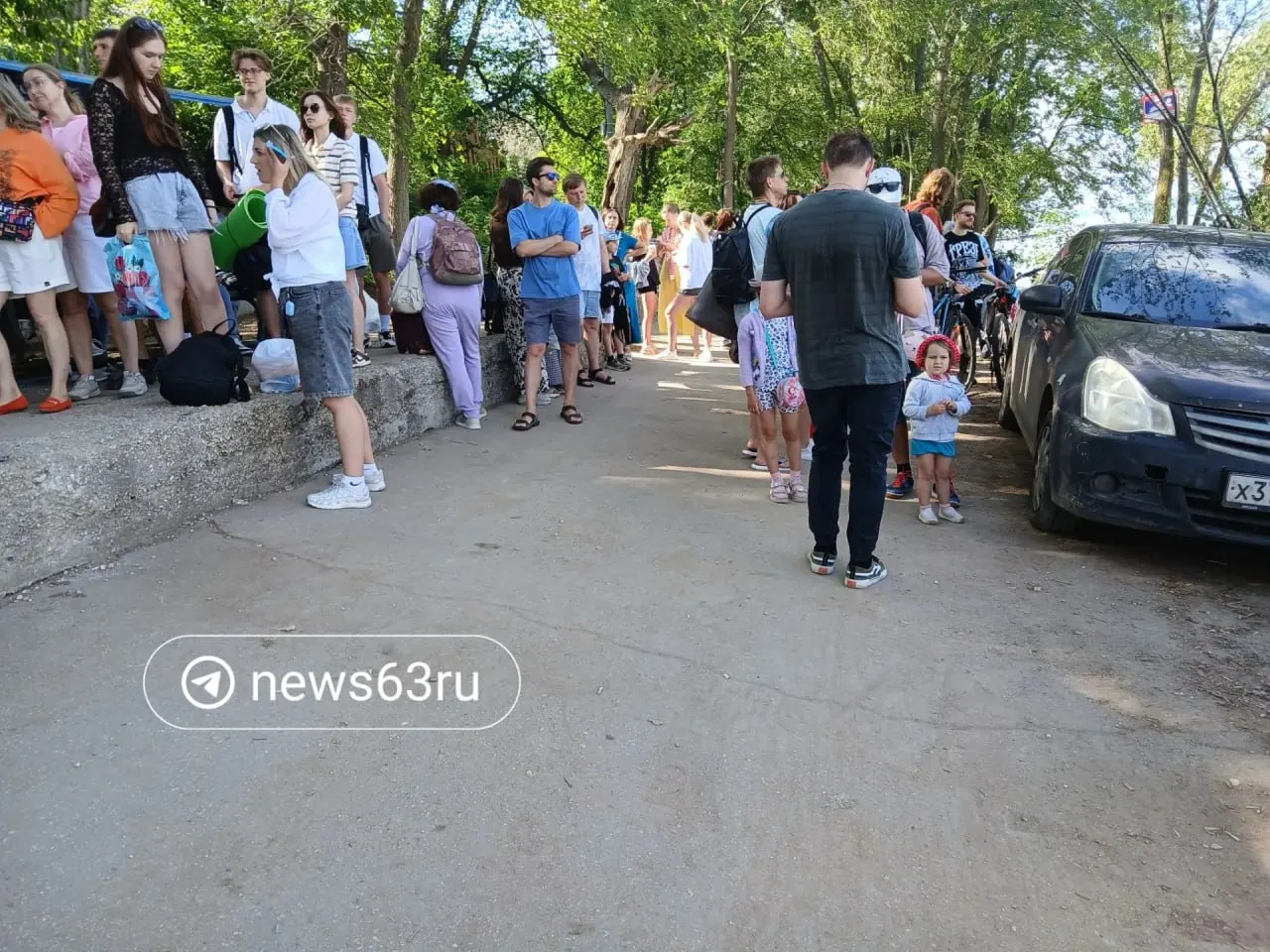 Утром у поляны Фрунзе собралась большая очередь: паром должен был уйти в 9:30, но билеты не продавали из‑за ракетной опасности, онлайн‑сервис выдавал ошибки, а лодочник предлагал переправу за 7 000 ₽.