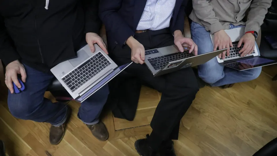 В проекте мер по борьбе с мошенничеством предложено хранить регистрационные данные, логи авторизаций и сведения об удалении учетных записей в течение трёх лет, расширить требования к операторам связи и ограничить работу виртуальных АТС российскими IP‑адресами. Ожидается, что новые нормы могут вступить в силу с 1 марта 2028 года.