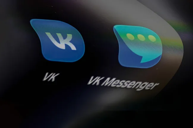 16 июля из Google Play исчезли приложения VK — мессенджер «Макс», «ВКонтакте», «Одноклассники» и другие. Решение, по всей видимости, связано с санкциями ЕС; компания и пользователи предпринимают экстренные шаги, а акции VK на Московской бирже резко упали.
