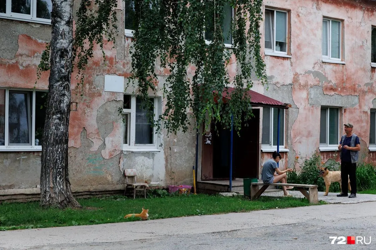 В селе Антипино уже около года почти не работает мобильная связь. При недавних атаках беспилотников жители не получали предупреждений и узнавали об опасности по звукам выстрелов, взрывов и сирен; отсутствие связи мешает вызывать скорую, связываться с близкими и решать повседневные задачи.